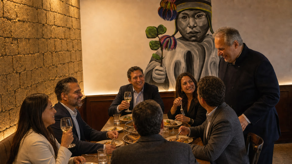 Mesa social en Renne durante una noche de conversación y hospitalidad